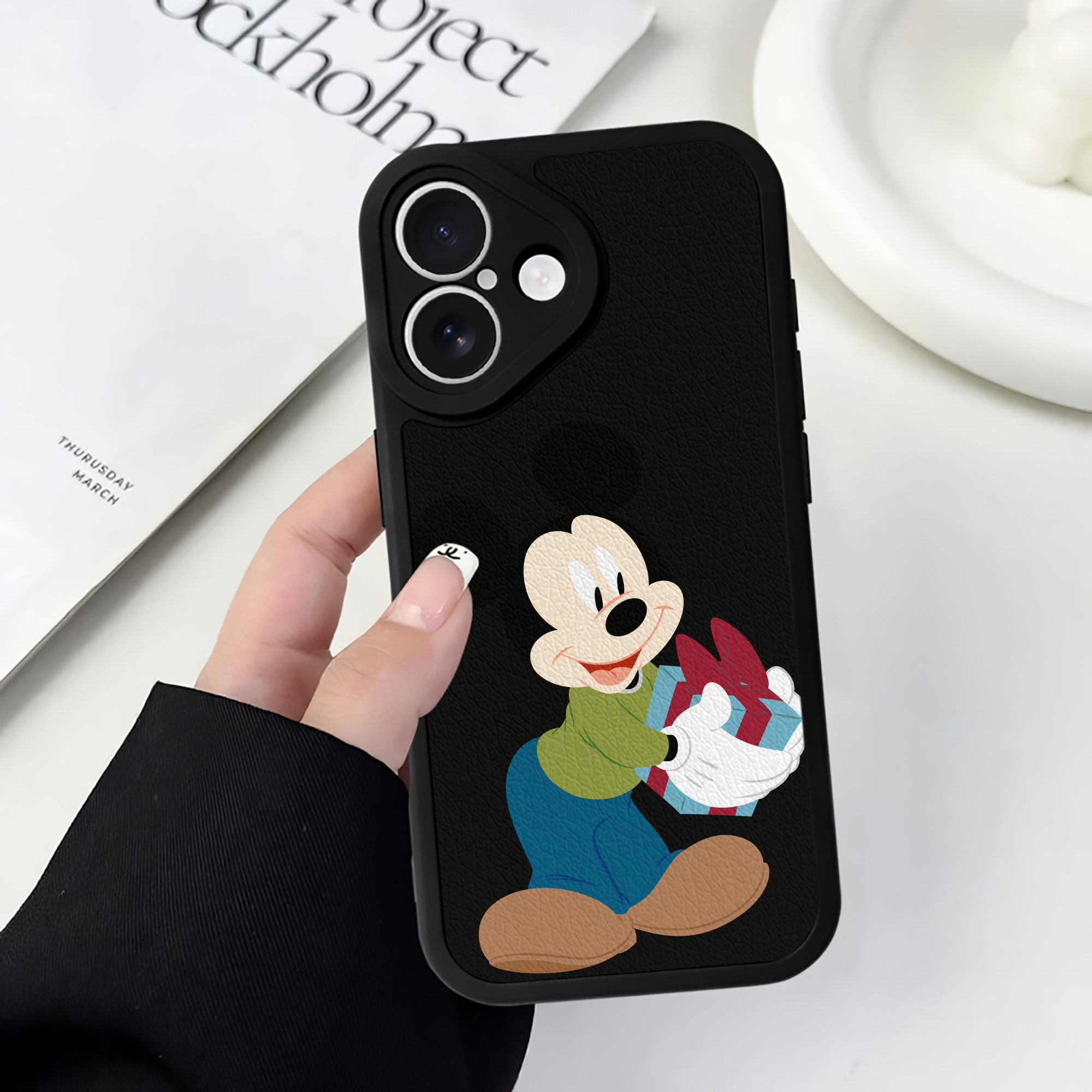 （画像用） ミッキーマウス Mickey Mouse 【iPhone 16シリーズ対応】シリコンスマホケース（レザー調） 材質：シリコン